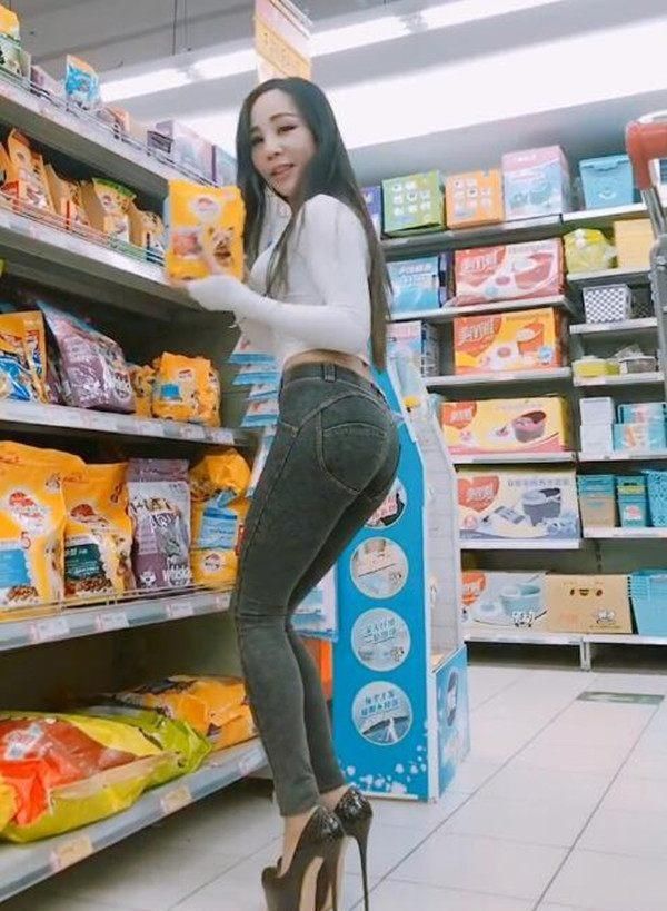 牛仔裤可以说是女孩子最喜欢的一种裤子,完美