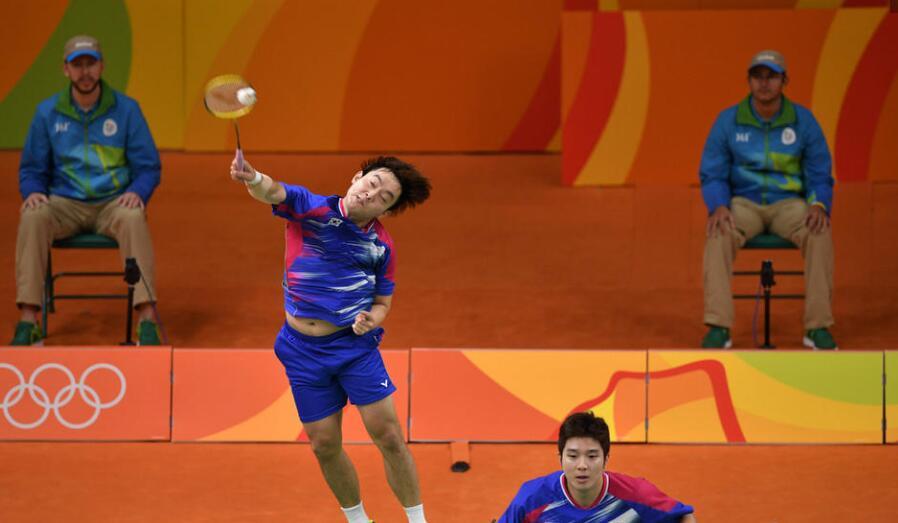 韩国选手回击球。