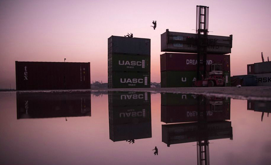 玩命挑战！跑酷选手“飞”过集装箱瞬间。