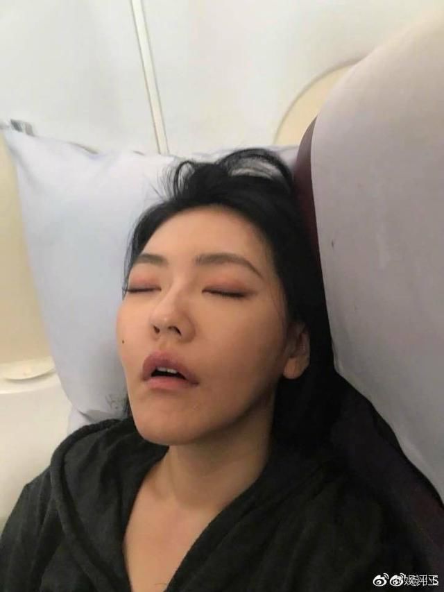 小s化妆师太牛了,在她睡着的情况下把妆化成这样!网友:加鸡腿