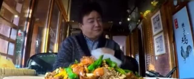 韩国艺人吃中国美食辣子鸡,尝了一口后,好吃得
