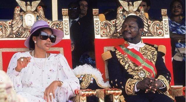 他的母亲因为无法接受现实而自杀,被抛下独自一人生活的博卡萨从小就