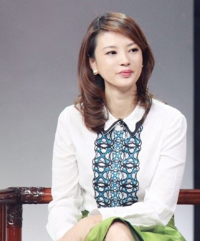 她是央视美女主持人,素颜也很美,40岁甜美如少