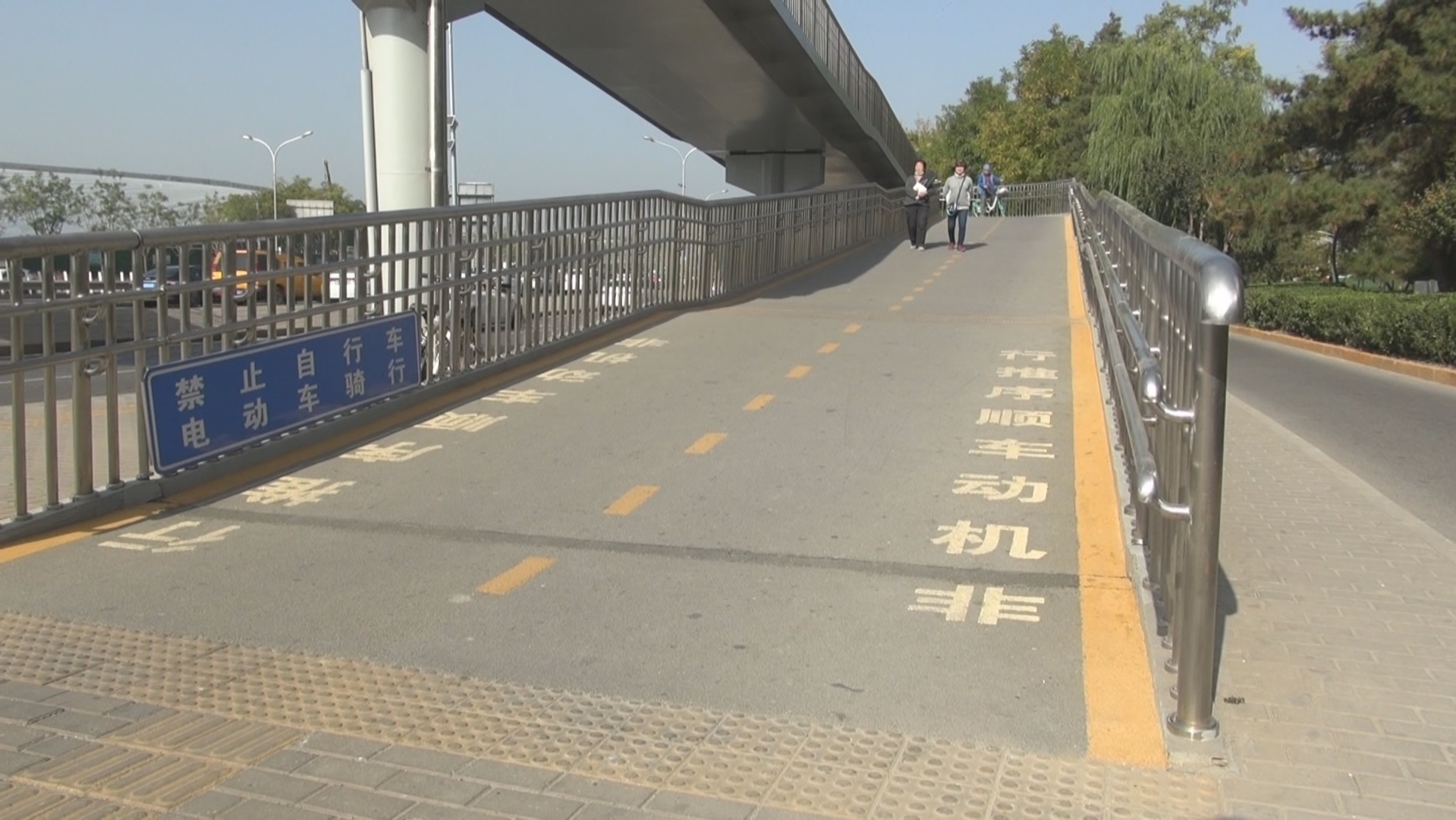 全国首创 北京18座市管人行过街天桥将增加导向标线_北京时间