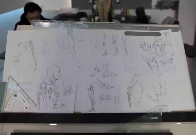 揭秘充气娃娃工厂：有男性专门买男硅胶娃娃
