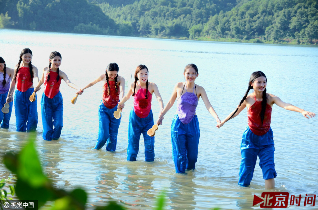 据了解，活动期间将有花式背老婆大赛、客家捕鱼好手划竹排、湖中古老方式捕鱼表演等众多客家传统活动，将给当地市民和外地游客带来耳目一新的视觉感受。