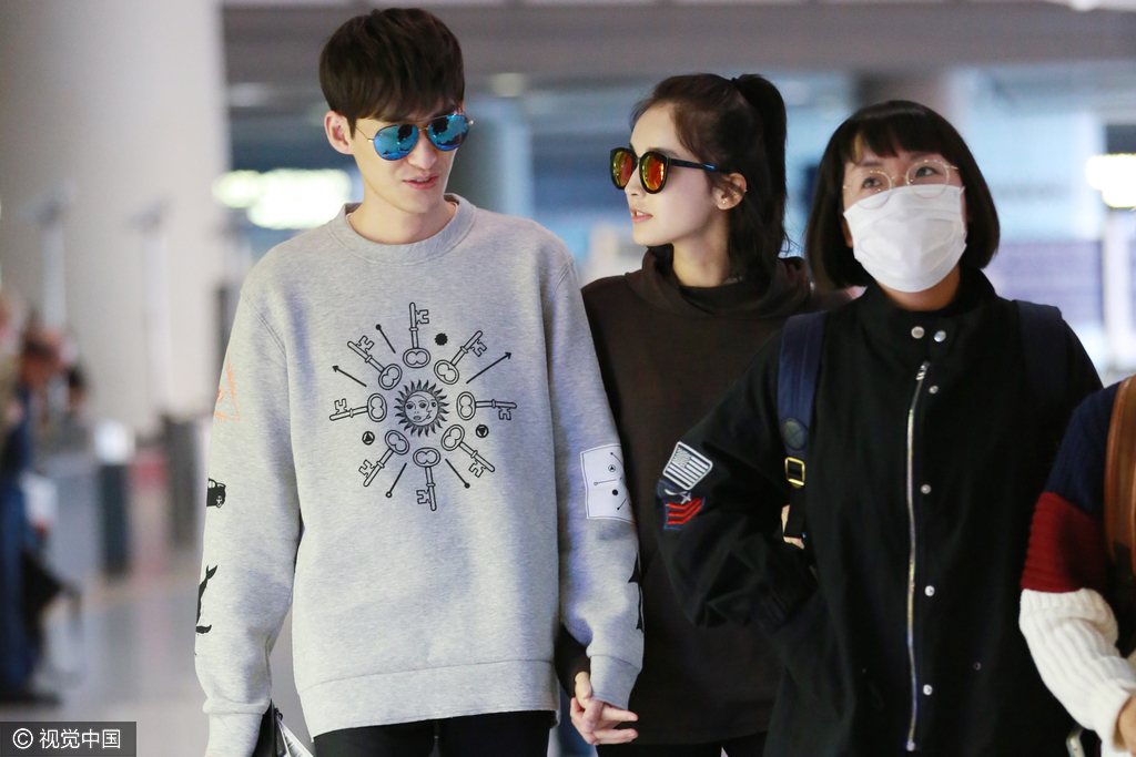 娜扎潮范现身还有胸 与张翰合体一路牵手发狗粮