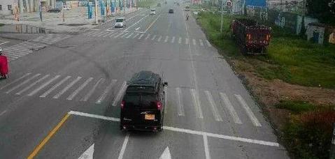 闯黄灯失败是走还是停,交警叔叔说出答案!