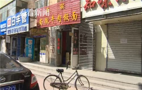 男子上厕所故意不关门 女店主回避被抢 男子上厕所故意不关门 女店主回避被抢