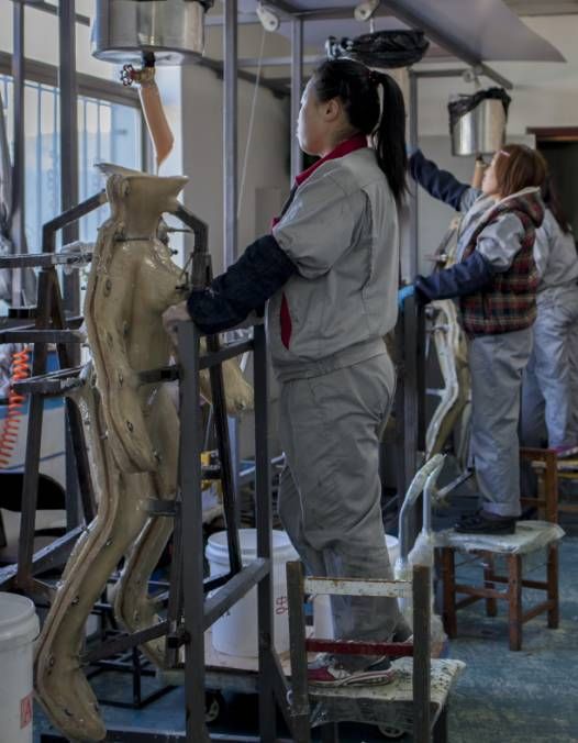 看看中国充气娃娃生产工厂,你喜欢的样子都有!有一个是真人吧?