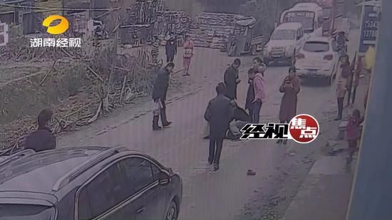 娄底5岁男童当街捡球不幸身亡 值得所有父母警