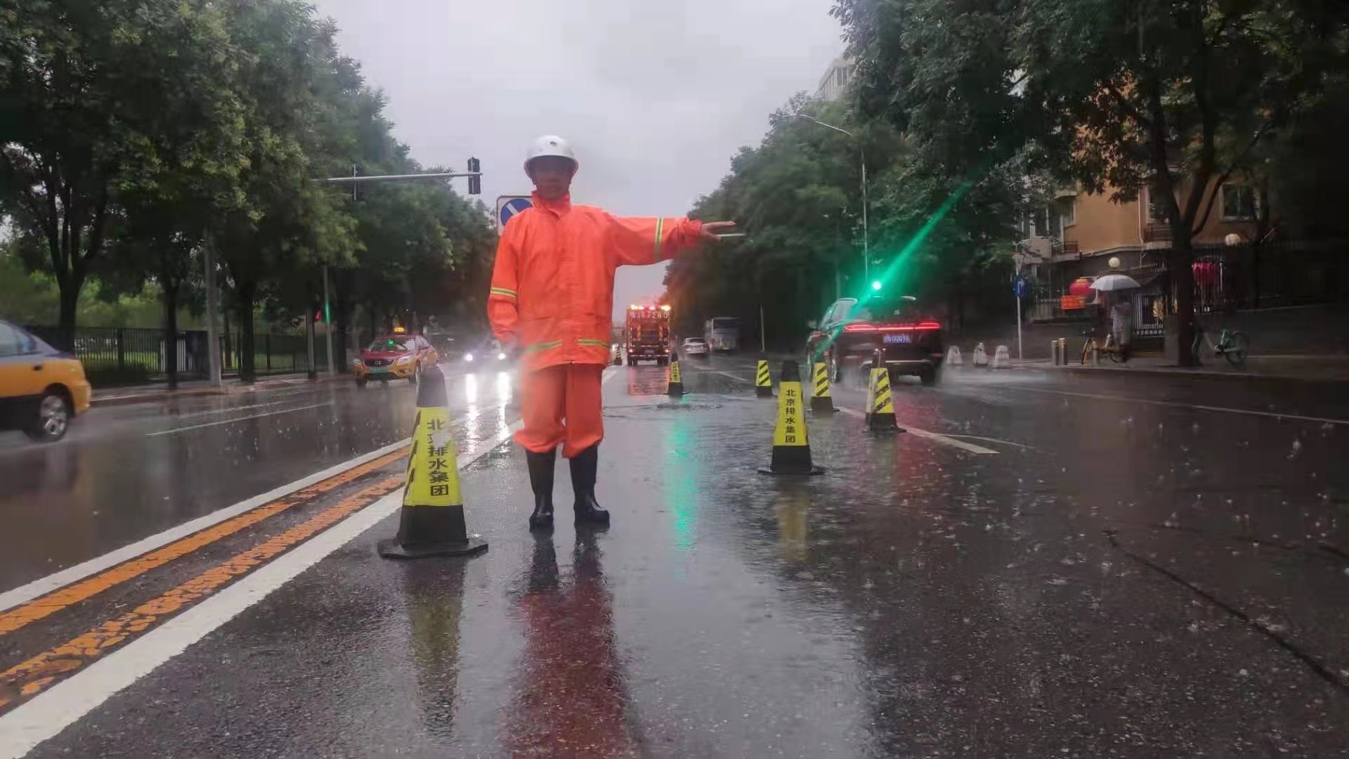 北京排水集团启动特级响应:累计备勤出动防汛人员近三千人 北京排水集团启动特级响应:累计备勤出动防汛人员近三千人