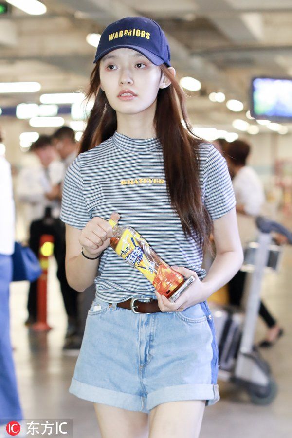 林允一身复古装 老爹鞋牛仔裤系皮带 时髦精致