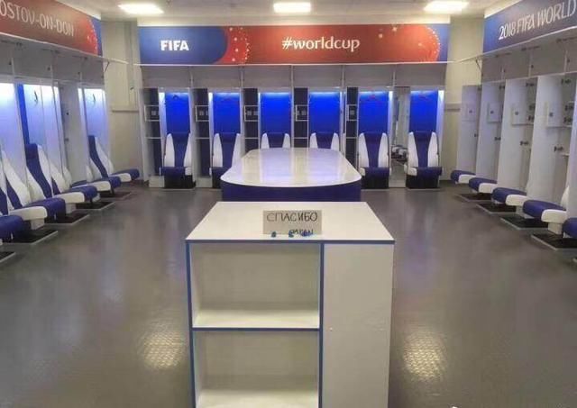 点赞!日本队抱憾出局后打扫更衣室 日本球迷含