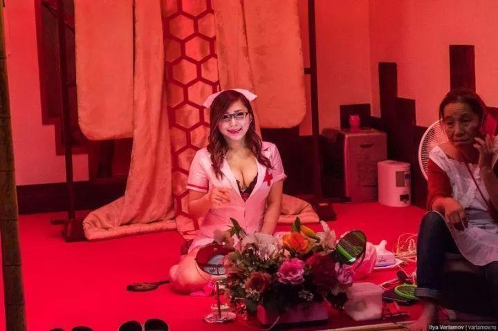 当然真的不要以为小姐姐是因为你这个人长得帅才愿意跟你“自由恋爱”的。没有钱的话，也会分分钟翻脸不认人的把你轰出店去。