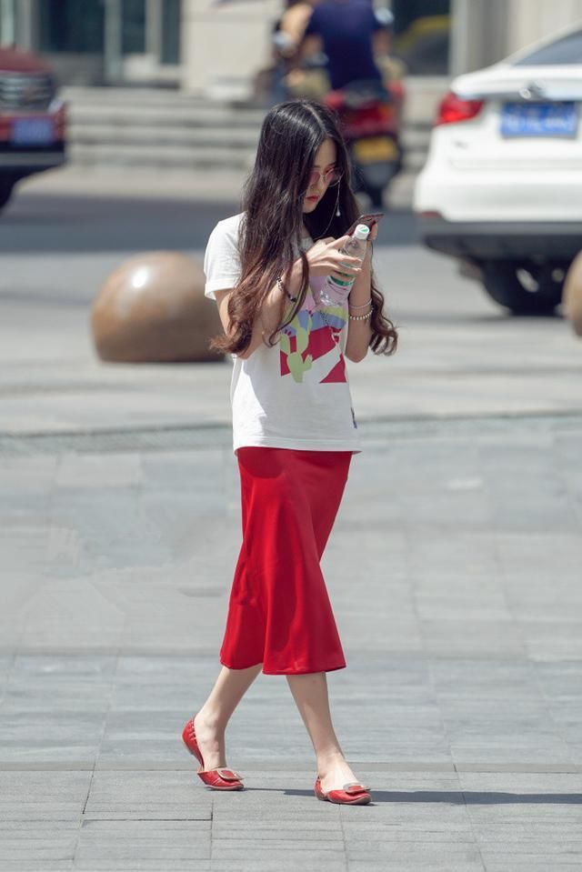 成都街拍,白色吊带连衣裙搭配黑色绑带凉鞋,小