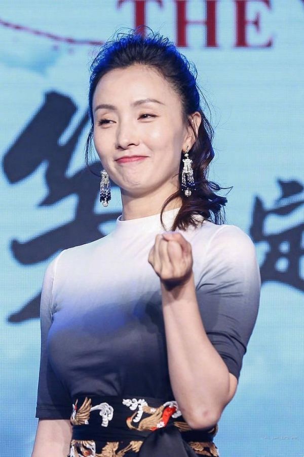 小陶虹透视裙配皮裤碾压同造型21岁关晓彤,被