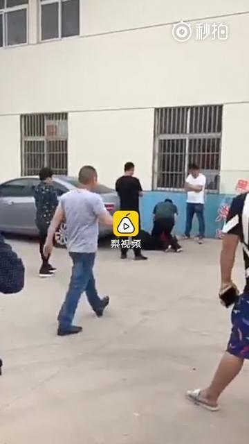 男子当街殴打妻子 离婚当天民政局门口被儿女揍