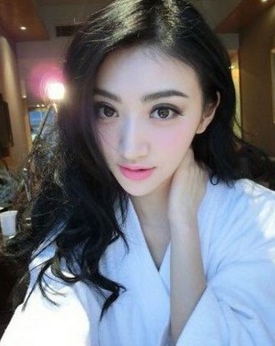 景甜只是长得有些高傲, 但她本人很好很平易近