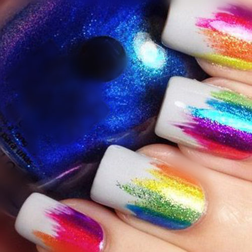 不希望太高调的姑娘们可以从金属闪粉开始尝试哦～彩虹色的金属散粉非常俏皮，丝毫没有镜面金属的锐利感，反倒是有一种平易而亲切的艺术感哦！