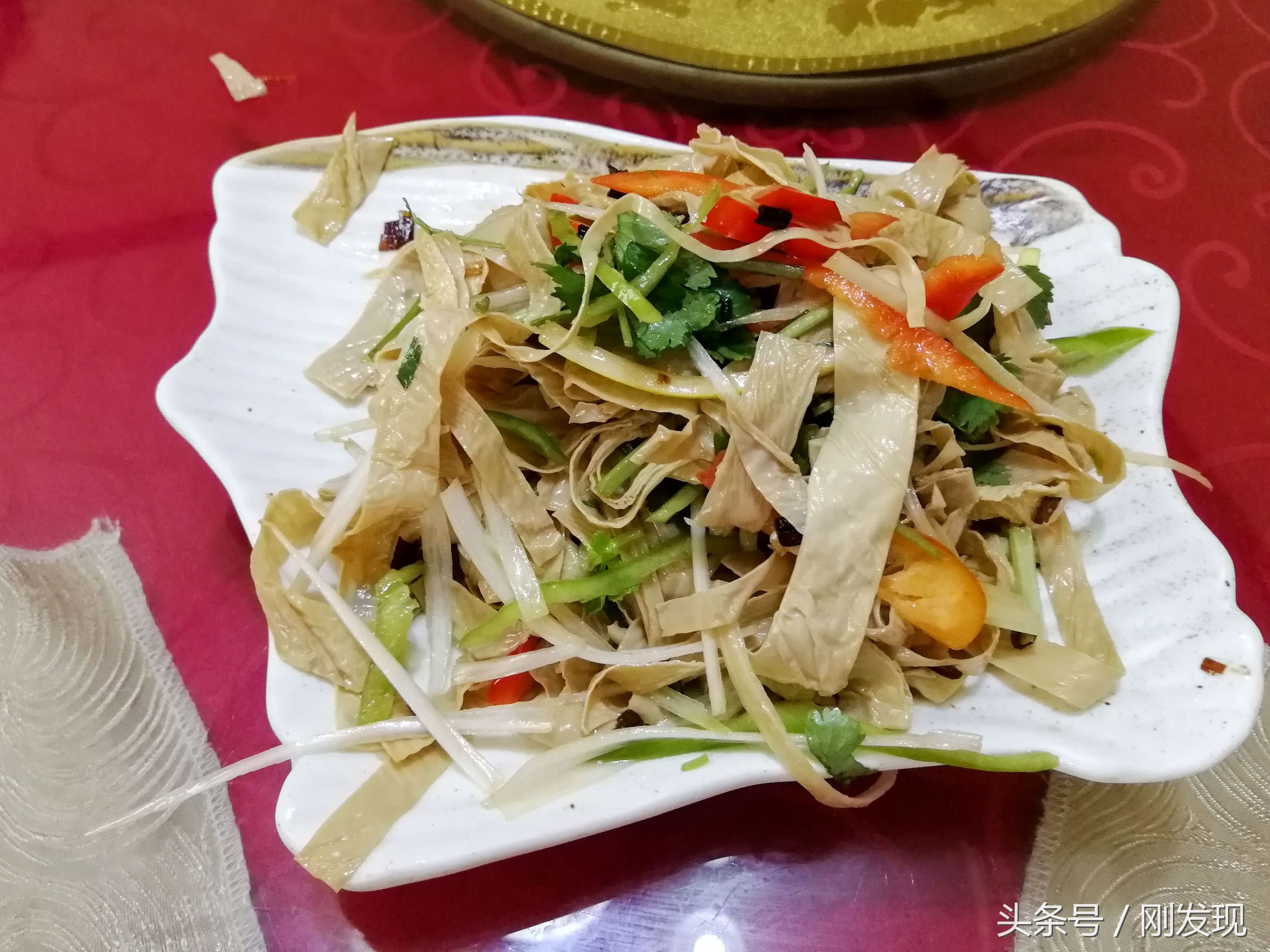 九個人聚餐,八道豫北名菜,四葷四素,炸醬麵任意吃,花了200元