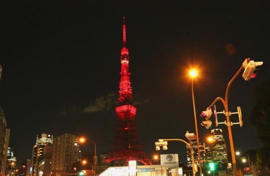 2月4日晚，日本著名地标性建筑东京塔首次点亮“中国红”。