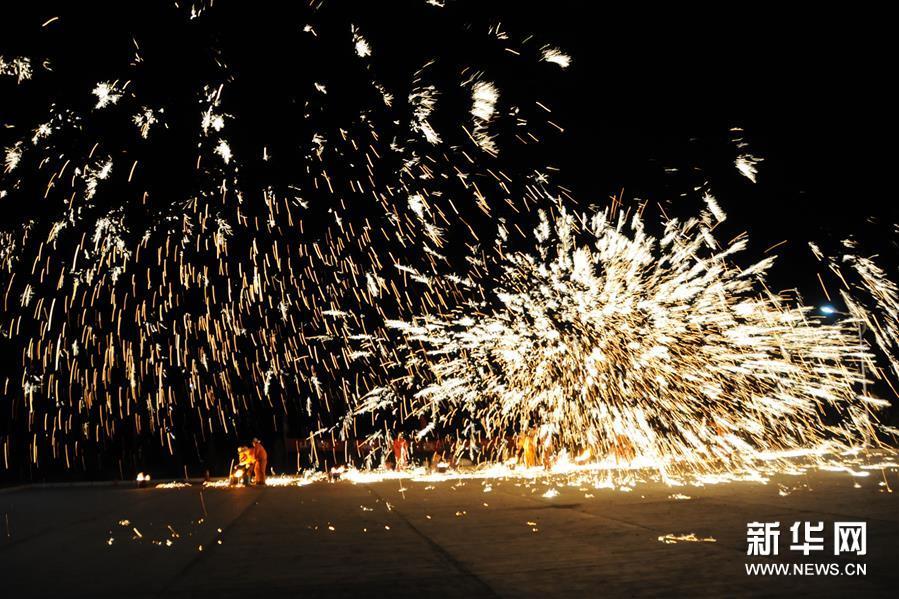 山西泽州:六代传承"郭氏铁花队"铁水迎新春