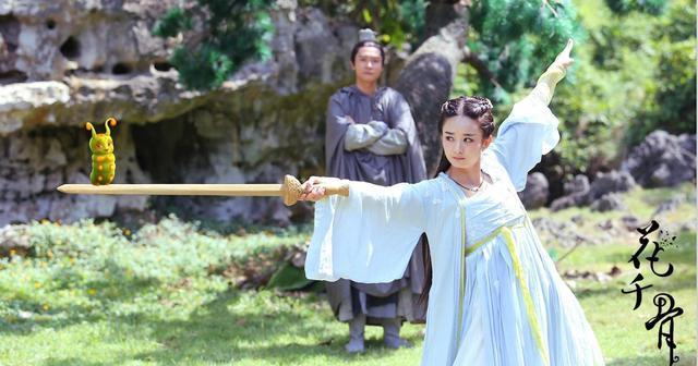 赵丽颖为拍戏致背部骨头凸出,而郑爽腰部受伤