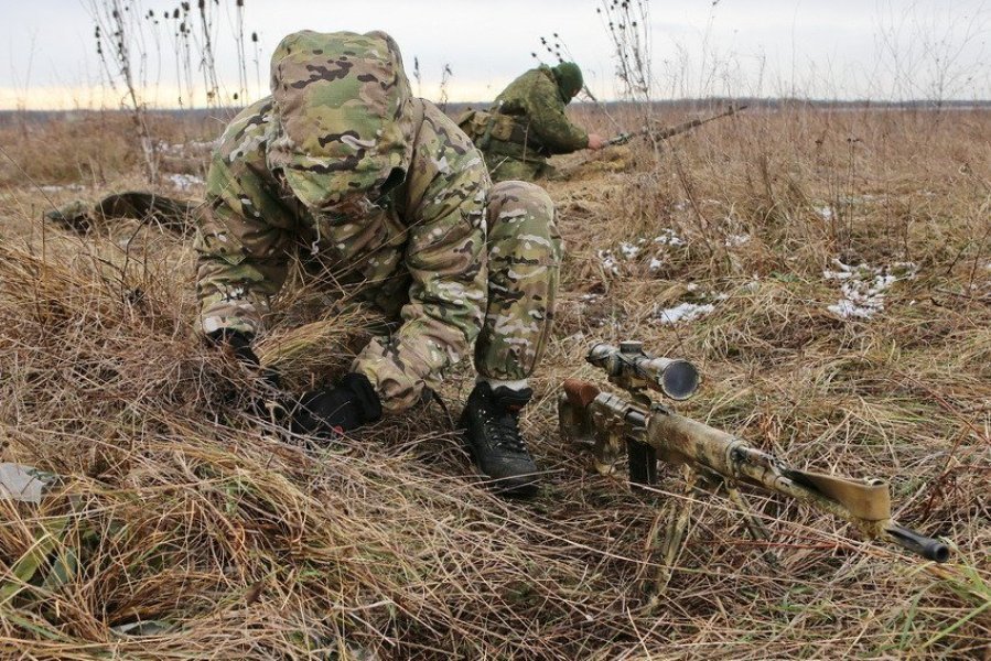 俄军狙击手展示伪装技术。