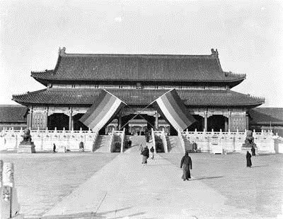 一组紫禁城老照片:溥仪戴着墨镜爬上房顶,太和