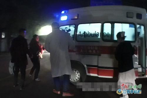 【暖新闻·江西2018】婴儿昏迷送医被堵高速公路 民警紧急救助获赞(图) 【暖新闻·江西2018】婴儿昏迷送医被堵高速公路 民警紧急救助获赞(图)