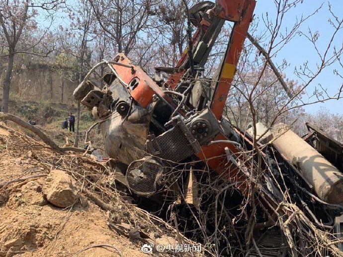 中铝货运火车脱轨 已致4人遇难2人失联