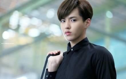 吴亦凡杨洋穿黑白时尚服装,用事实证明:果然真