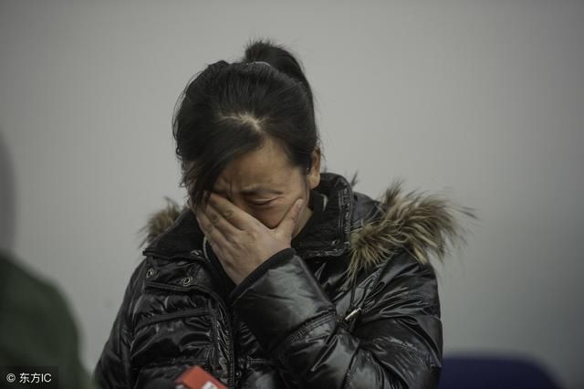 女儿生病我从婆婆手里借钱,她扔给我一件旧大