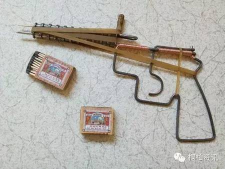 这个最经典,用小竹节自制的土枪,不知道普通话怎么说.