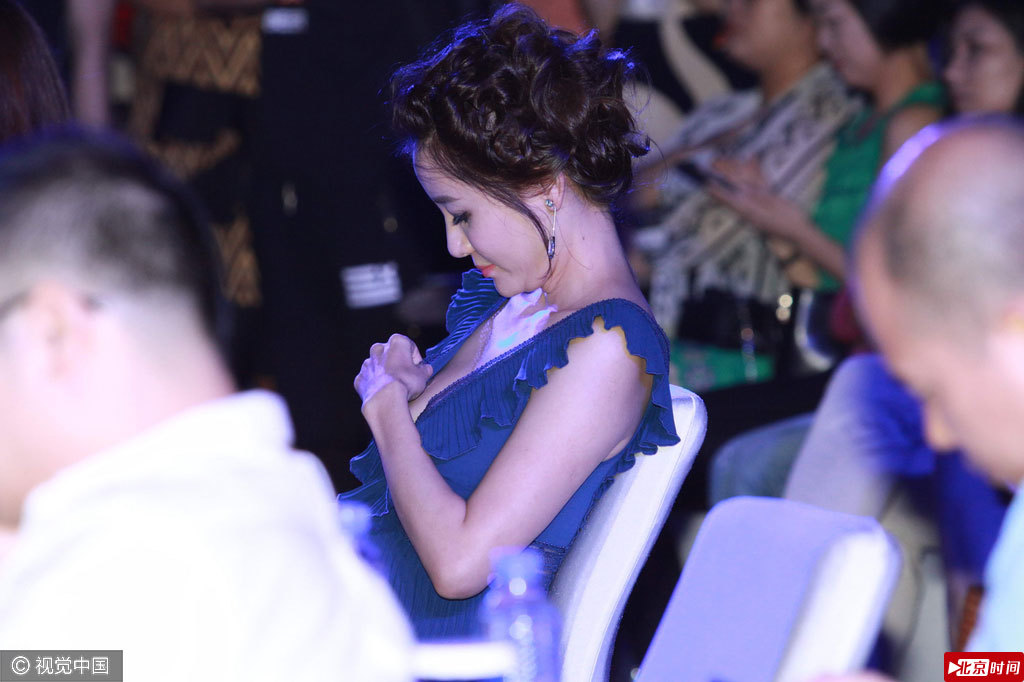 女星冉倩穿深v裙 自窥美胸挠不停