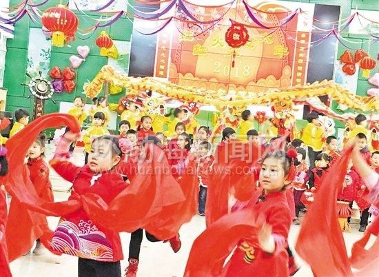 孩子们剪窗花、写福字、画年画等形式迎接春节