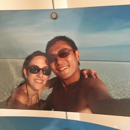 7月5日是刘烨和妻子安娜结婚九周年的纪念日，今天刘烨在微博上上传了一组自己和妻子的旅行合照，两个人甜蜜亲吻撒狗粮，网友直呼：好幸福！