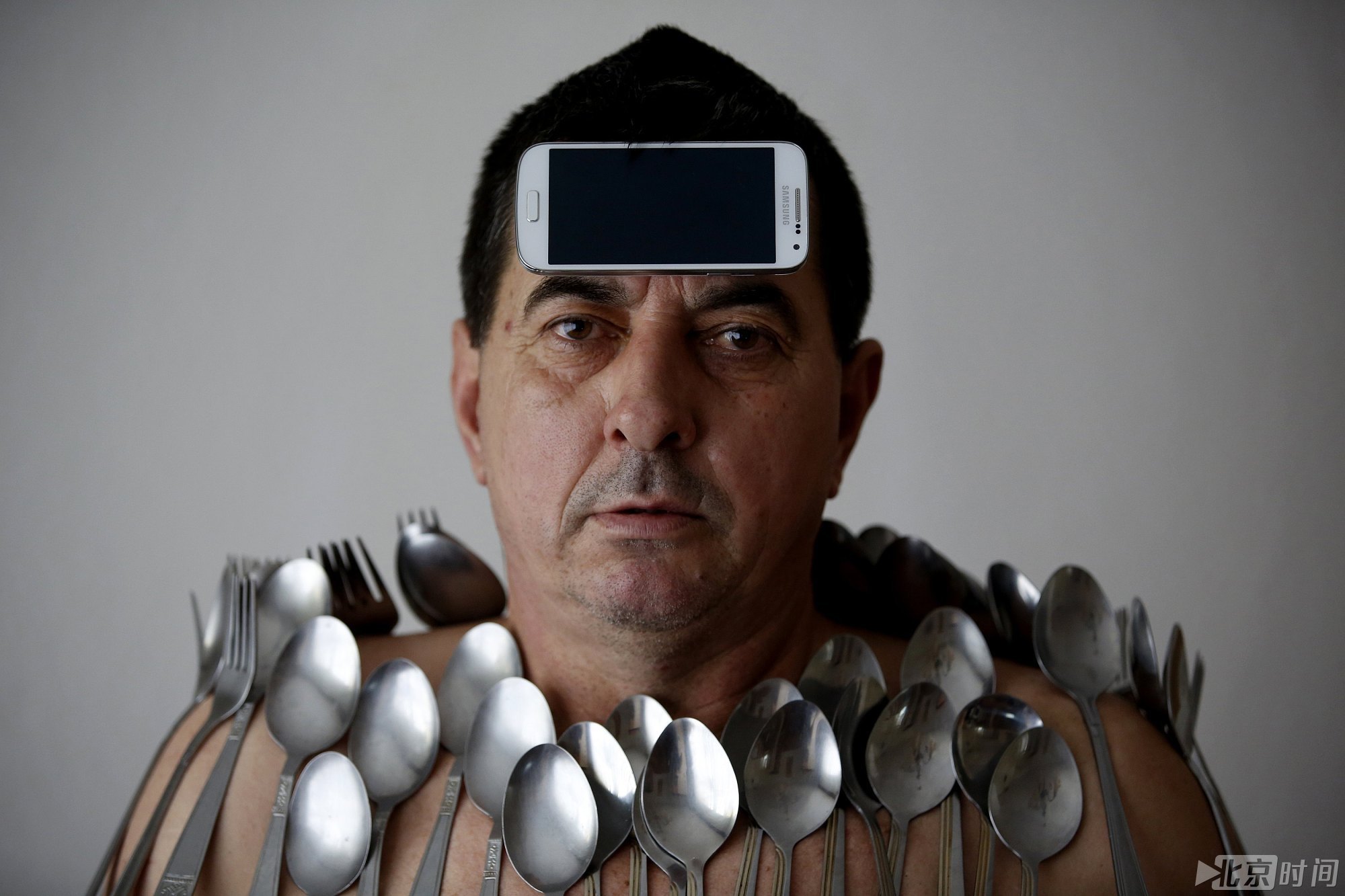 2014年，波黑Srebrenik，56岁男子Muhibija Buljubasic发现自己身体有一种“超能力”，能够吸附多种不同材质的物品。