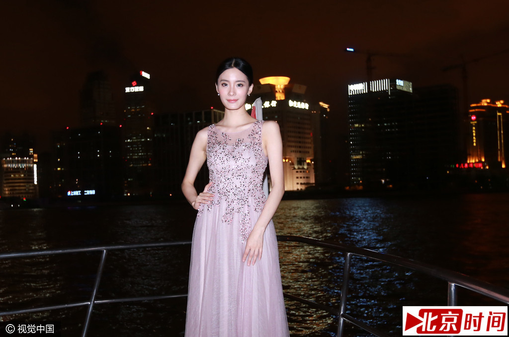 尽显火辣风采。