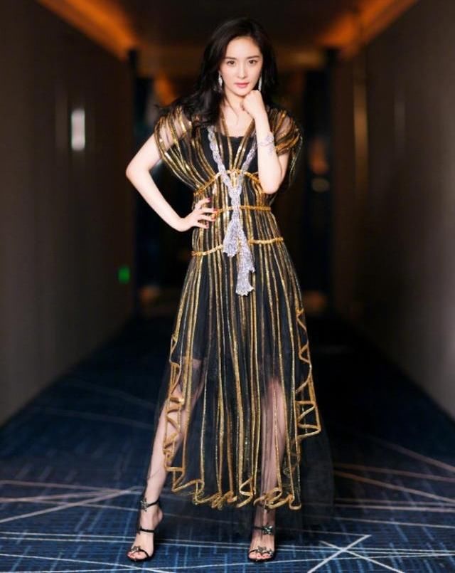 杨幂穿透明条纹裙子现身,上半身让人挪不开眼