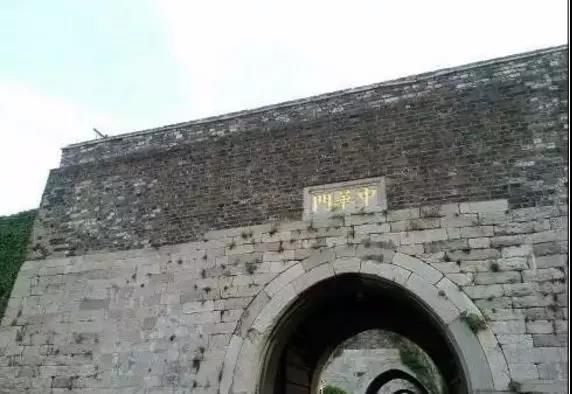 故宫中华门有一块门匾,民国成立时候摘下,露出