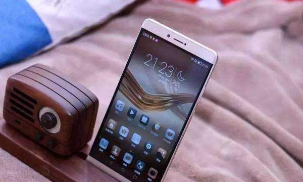 华为曾经唯一一款OLED屏幕手机, 如今仍然价