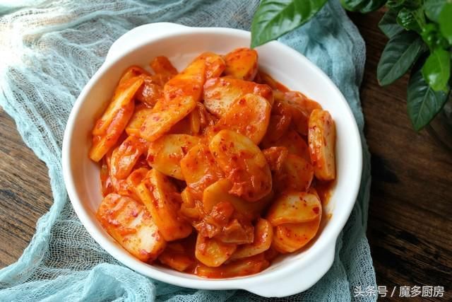 一袋年糕配上一盒辣白菜,自己简单炒一炒都比