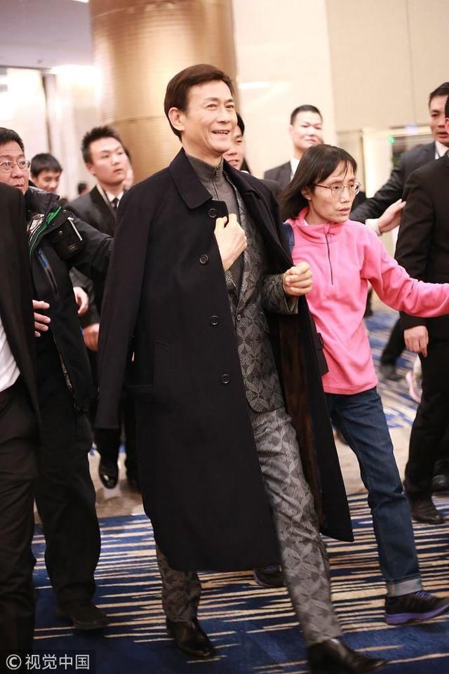 70岁男人是个宝,向华强比小他9岁的老婆看着还