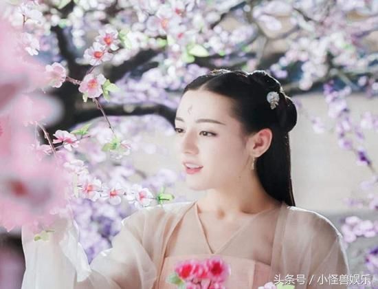 8位桃花树下的美人,白冰画中仙,唐嫣臃肿,贾静