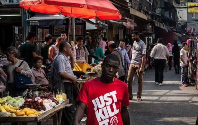 迪拜土豪来中国旅游,刚下飞机一脸问号:买的明
