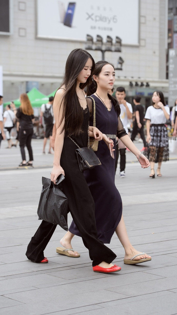 成都街拍,撞色条纹连衣裙与厚底凉拖的搭配,让