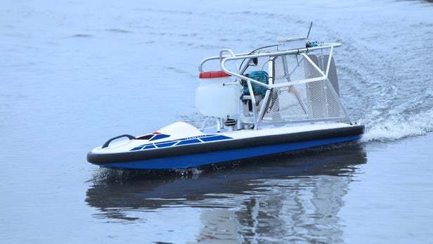 雅马哈的water strider能在稻田中喷洒除草剂