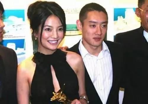 但有知情人又说,邹雪是被人指使才陷害赵薇的.